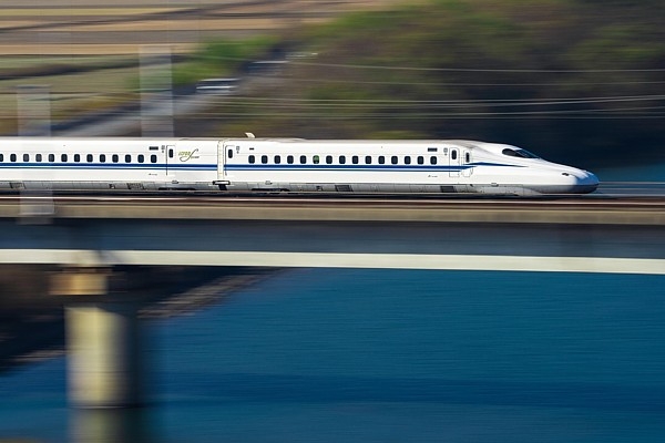Ķīnieši plāno ceļot ar 620 km/h lielu ātrvilciena ātrumu